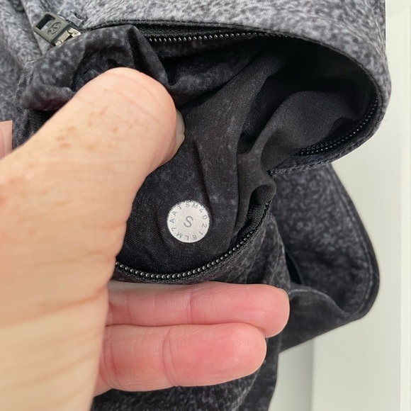 Lululemon T.H.E. Short Linerless 11"
Ocean Spray Ice Grey Black size small - Picture 2 of 7